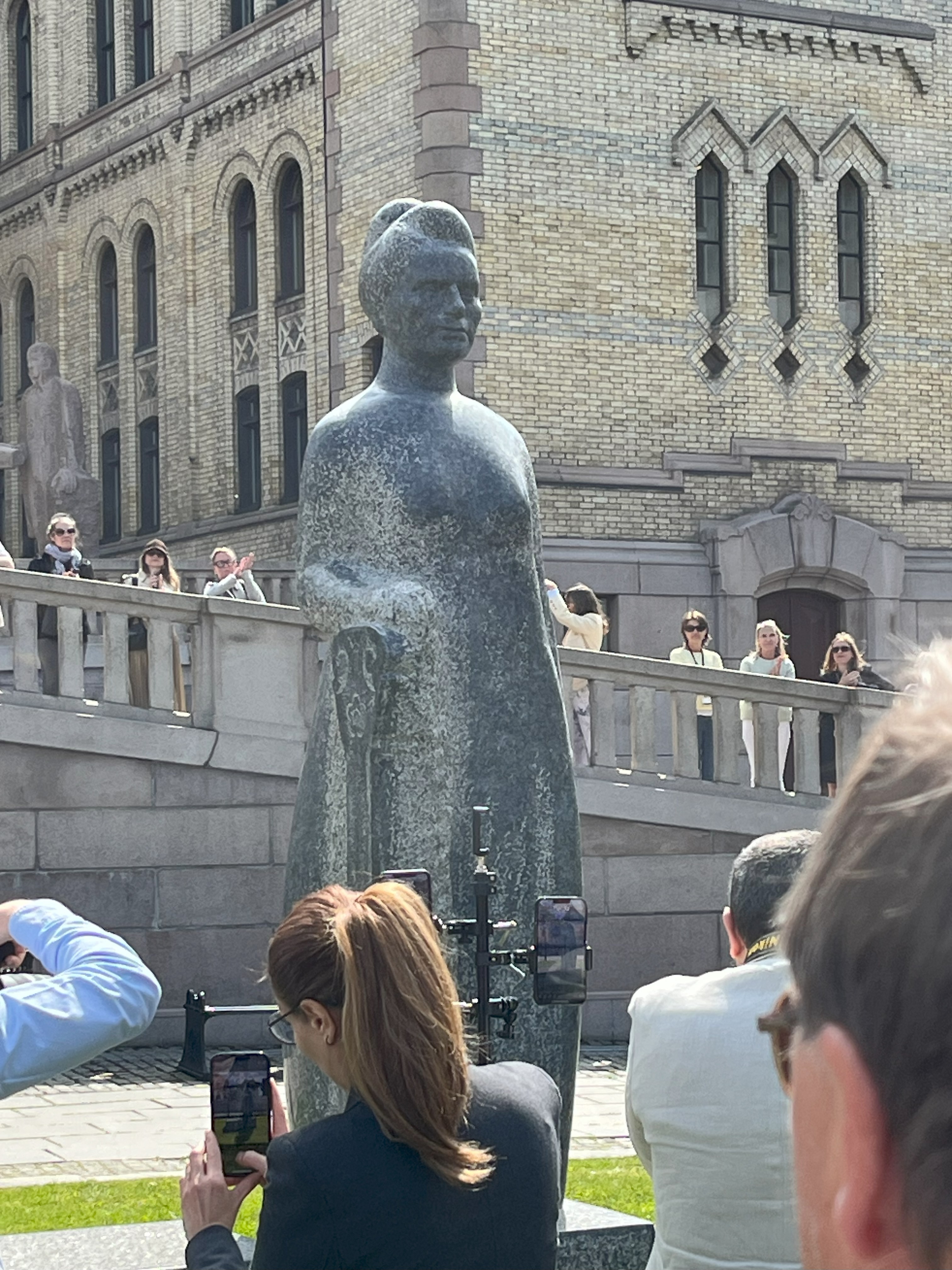 Artikkelbilde til artikkelen Statue av Anna Rogstad foran Stortinget